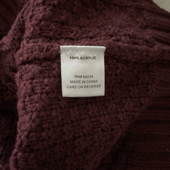 XIOS sweater, size Large, unisex, Ombré cable knit, black and maroon. - Picture 4 of 6